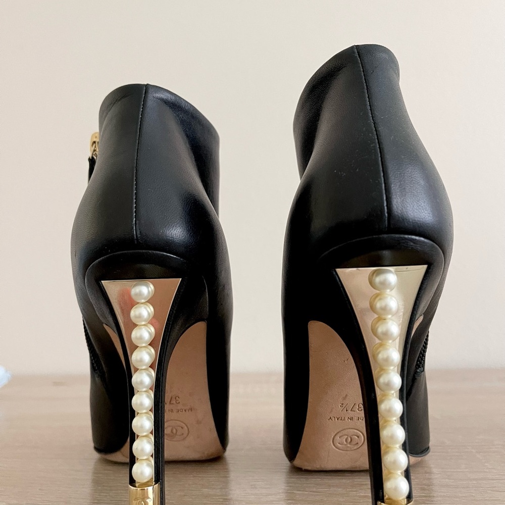 Chanel Black Leather Pearl Heels Ankle Boots Booties Women’s Sz 37.5/7.5 - Picture 3 of 13